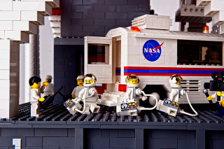 Illustration for article titled Man builds 19-foot-tall model of Apollo 11 out of 120,000 LEGO bricks